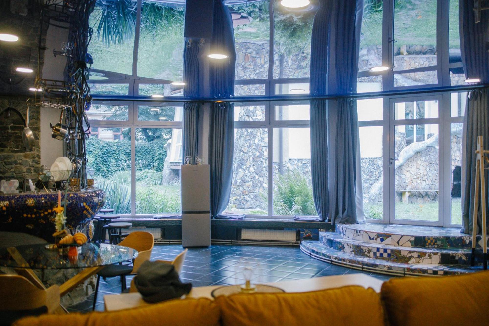Gaudi Apartment In Львов Экстерьер фото